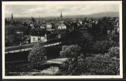 AK Frankfurt a. M., Heddernheim, Ortsansicht mit passierender Strassenbahn