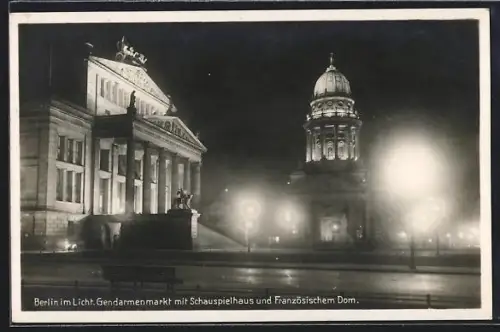 AK Berlin, Gendarmenmarkt mit Schauspielhaus und Französischem Dom bei Nacht