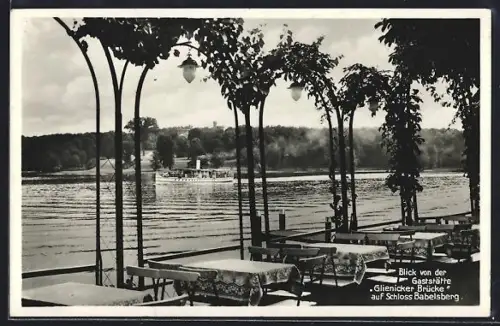 AK Potsdam, Gasthaus Glienicker Brücke, Neue Königstr. 58, Blick auf das Schloss Babelsberg