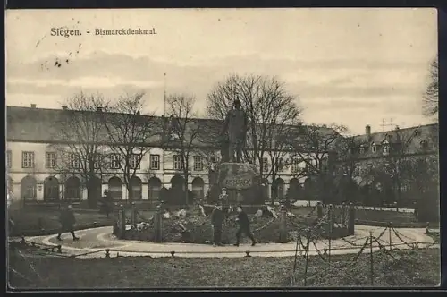 AK Siegen, Passanten am Bismarck-Denkmal