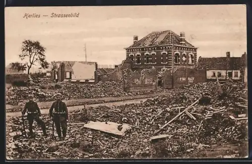 AK Herlies, Strassenpartie mit zerstörten Häusern