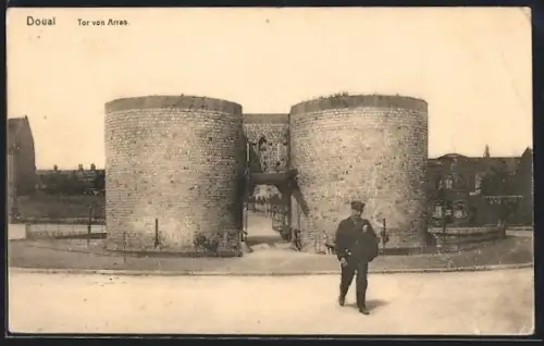 AK Douai, Tor von Arras mit Soldaten