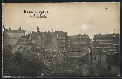 AK Lille, Bahnhofsplatz mit zerstörten Häusern