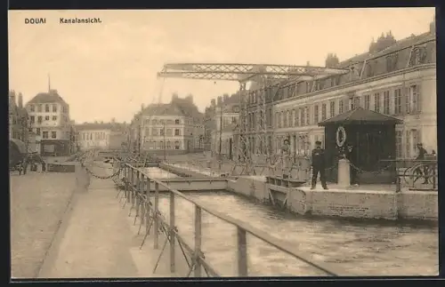 AK Douai, Vue sur le Canal, Partie am Kanal, Leute