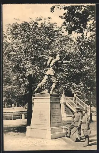 AK Lille, Feldgraue vor französischem Soldatendenkmal