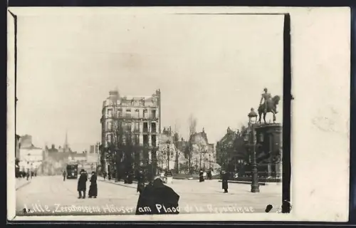 AK Lille, Zerschossene Häuser am Place de la Republique, Strassenbahn