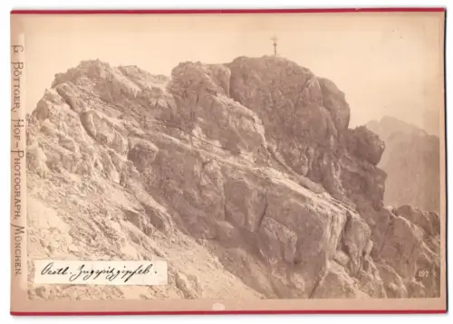Fotografie G. Böttger, München, Ansicht Garmisch, Blick nach dem östlichen Zugspitzgipfel mit Gipfelkreuz