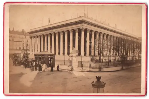 Fotografie unbekannter Fotograf, Ansicht Paris, Blick zur Börse mit Kiosk