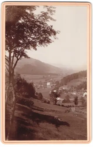 Fotografie unbekannter Fotograf, Ansicht Oberstaufen i. Allgäu, Blick in das Weissachtal, 1898