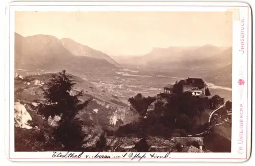 Fotografie Fr. Unterberger, Innsbruck, Ansicht Meran, Blick nach dem Schloss Tirol mit Teilansicht der Stadt