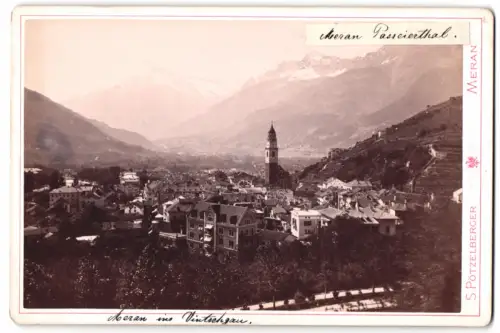 Fotografie S. Pötzelberger, Meran, Ansicht Meran, Blick über die Stadt mit Kirche