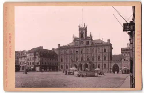 Fotografie Friedrich Hertel, Weimar, Ansicht Weimar, das Rathaus mit dem Vorplatz