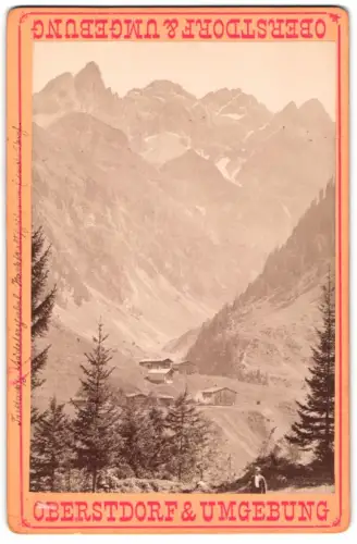 Fotografie unbekannter Fotograf, Ansicht Einödsbach, Blick nach dem Ort mit Bergpanorama