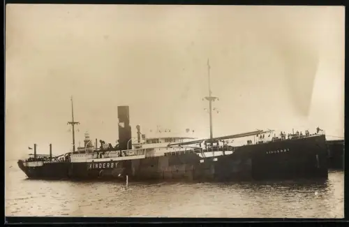 Fotografie englischer Frachter Ainderby