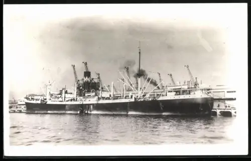 Fotografie englisches Frachtschiff Knaresbro London am Kai liegend