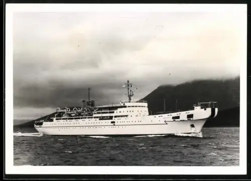 Fotografie brittisches Kabelleger Schiff C.S. Mercury vor der schottischen Küste, Kabelschiff