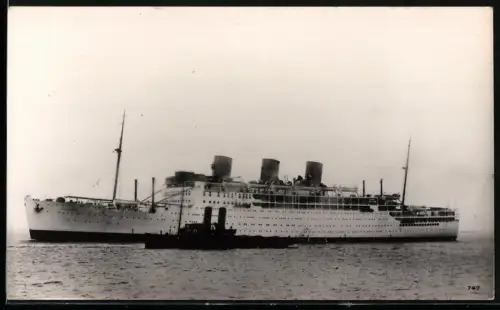 Fotografie Passagierschiff Strathaird mit Begleitboot
