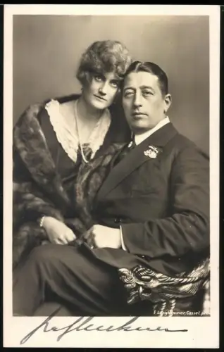 Fotografie Schriftsteller und Marine Kommandant Felix Graf von Luckner mit Frau Ingeborg, Autograph