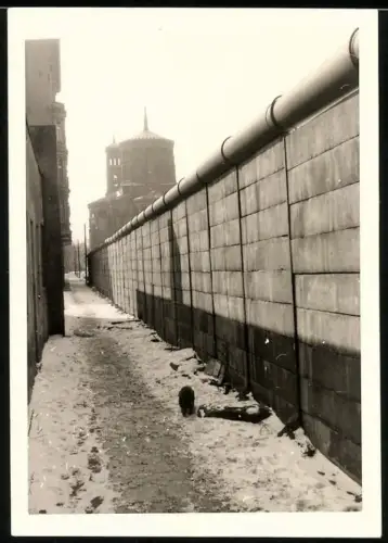 Fotografie unbekannter Fotograf, Ansicht Berlin, Berliner Mauer - Zonengrenze an der St. Thomaskirche