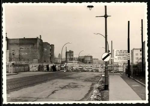 Fotografie Pogade, Ansicht Berlin, Prinzenstrasse Ecke Sebastianstrasse, Zonengrenze - Berliner Mauer
