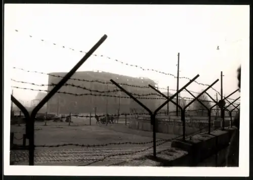 Fotografie Krauskopf, Zeven, Ansicht Berlin, Zonengrenze, 1. Version der Berliner Mauer 1962
