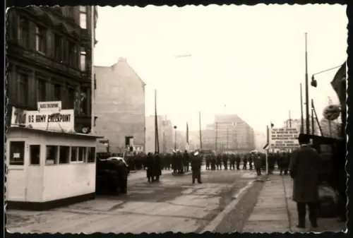 Fotografie unbekannter Fotograf, Ansicht Berlin, Checkpoint Charlie, erhöhte Anzahl an NVA Grenzsoldaten am 08.12.1961
