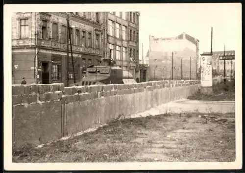Fotografie unbekannter Fotograf, Ansicht Berlin, NVA Wasserwerfer IFA G5 neben d. Berliner Mauer a. d. Markgrafenstrasse