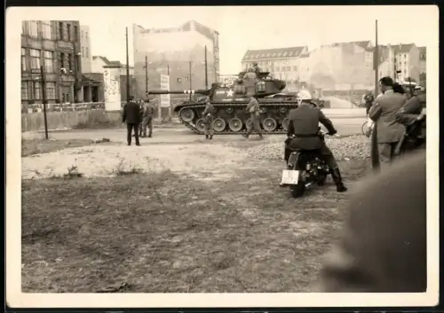 Fotografie unbekannter Fotograf, Ansicht Berlin, Markgrafenstrasse, Panzer M48 der US Army vor der Berliner Mauer