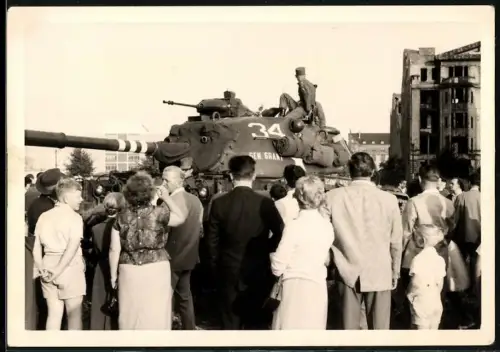 Fotografie unbekannter Fotograf, Ansicht Berlin, Bürger bestaunen Panzer M48 der US-Army, Tank No. 34 Gen. Grant