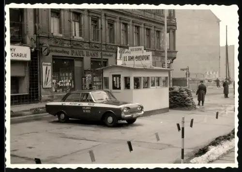 Fotografie unbekannter Fotograf, Ansicht Berlin, Checkpoint Charlie, Zonengrenze in der Friedrichstrasse