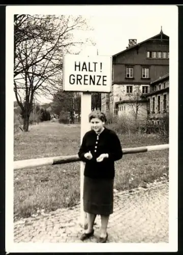 Fotografie unbekannter Fotograf, Ansicht Berlin, Zonengrenze - Innerdeutsche Grenze, Berliner Mauer, Frau & Warnschild