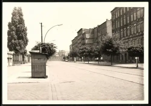 Fotografie unbekannter Fotograf, Ansicht Berlin-Mitte, Blick zur Berliner Mauer von der Wolliner Strasse aus, Zonengrenze