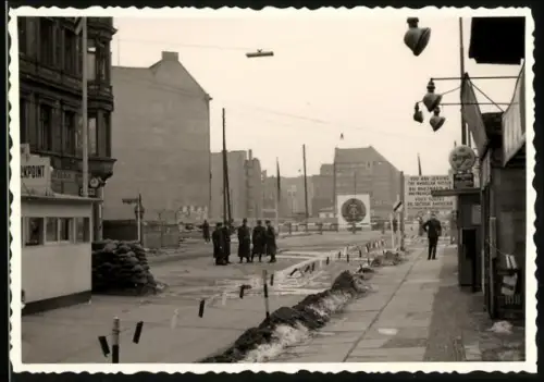 Fotografie unbekannter Fotograf, Ansicht Berlin, Zonengrenze Checkpoint Charlie, Grenzübergang Friedrichstrasse