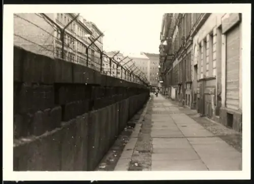 Fotografie unbekannter Fotograf, Ansicht Berlin, Zonengrenze - Berliner Mauer, Innerdeutsche Grenze