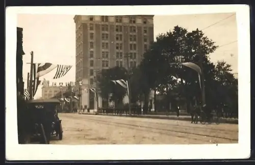 AK Caimanera, Strassenpartie mit Fahnen u. hohem Gebäude, Theater