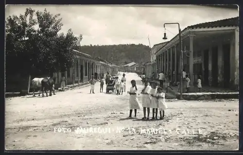 AK Mariel, Strassenpartie mit Säulenbauten und Kindergruppen