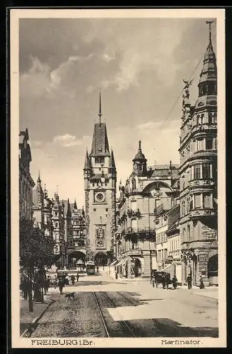 AK Freiburg i. B., Strassenpartie mit Passanten und Martinstor