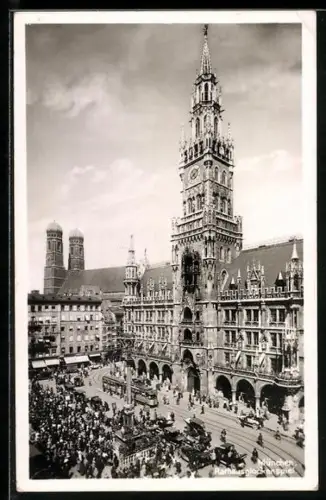 AK München, Rathausglockenspiel, Vorplatz mit Strassenbahn