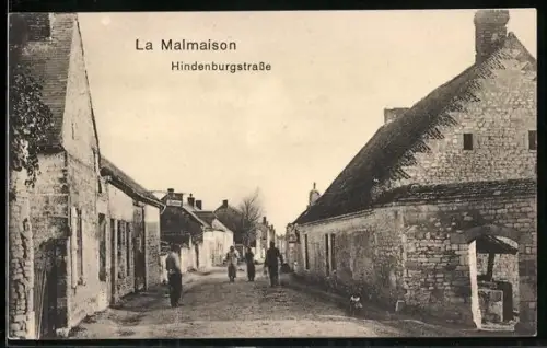 AK La Malmaison, Passanten in der Hindenburgstrasse