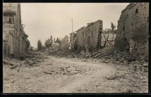 Foto-AK Berthaucourt, Zerschossenes Dorf