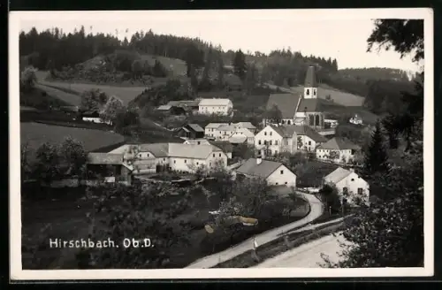 AK Hirschbach /Ob. D., Strassenpartie mit Kirche