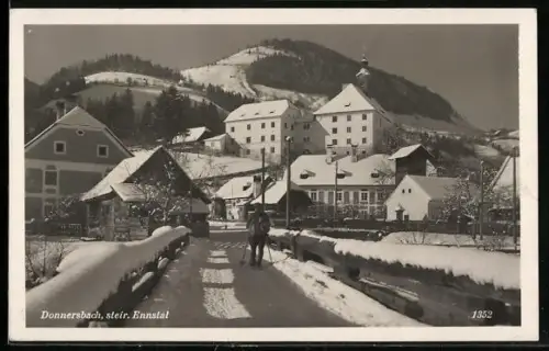 AK Donnersbach /Steir. Ennstal, Strassenpartie mit Skifahrer im Schnee