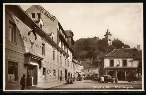 AK Bruck a. d. Mur, Minoritenplatz mit Hotel Bauer und Schlossberg