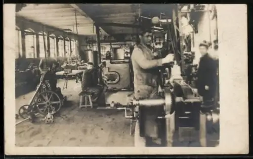 Foto-AK Fabrikarbeiter bei der Arbeit