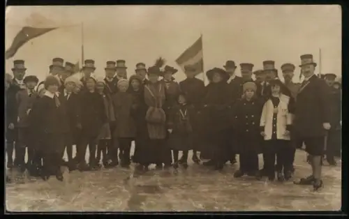 Foto-AK Juliana von den Niederlanden mit Schlittschuhen