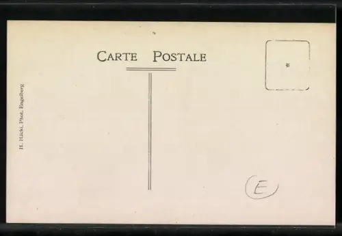 Foto-AK Dame in Winterkleidung auf einem Schlitten im Schnee