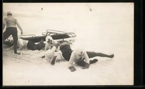 Foto-AK Ein Unfall beim Bobschlittenfahren