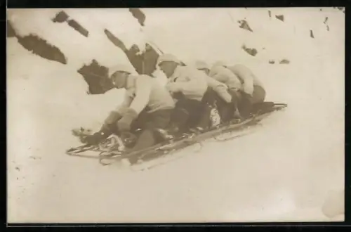 Foto-AK Vier Personen auf dem Schlitten in voller Fahrt