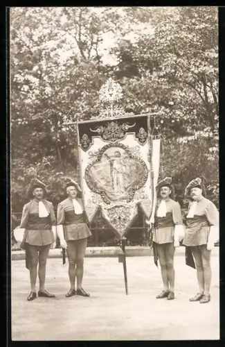 Foto-AK Wien, X. Sängerbundesfest, Männer in Kostümen mit Banner