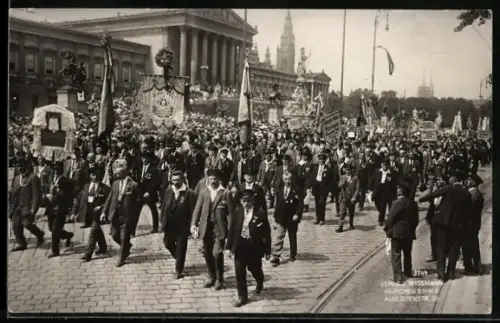 Foto-AK Wien, X. Sängerbundesfest 1928, Festumzug mit Zuschauern